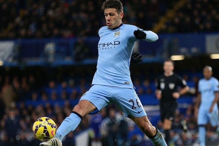 Bek Manchester City, Martin Demichelis, saat beraksi di pertandingan melawan Chelsea pada 31 Januari 2015 di Stamford Bridge. 