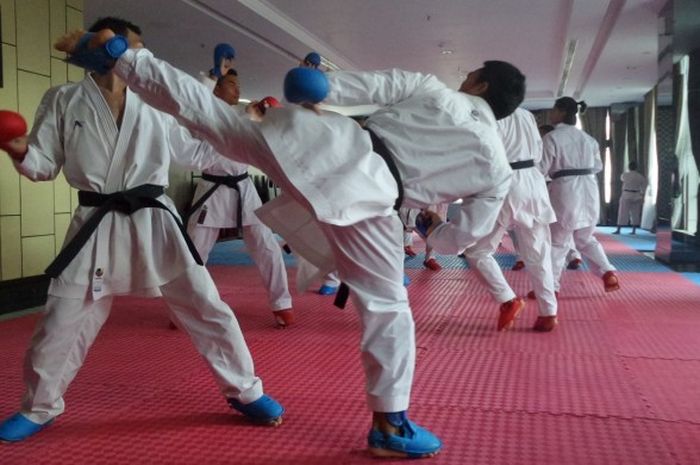 Tim nasional karate Indonesia nomor kumite saat menjalani latihan rutin di hall pemusatan latihan nasional (pelatnas) di Permata Hijau, Jakarta Selatan, Jumat (9/6/2017).