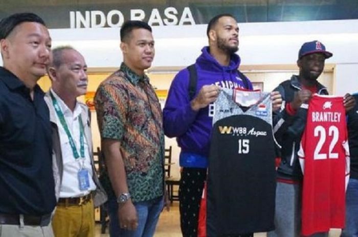 Pemain asing yang akan berlaga pada IBL 2017 berpose dengan jersey masing-masing sesaat setelah tiba di Bandara Soekarno-Hatta, Jakarta, Senin (9/1/2017).