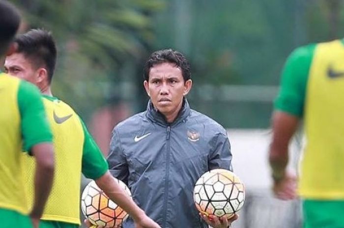 Asisten Pelatih Timnas Indonesia Bima Sakti Tukiman memberi arahan kepada para pemainnya.