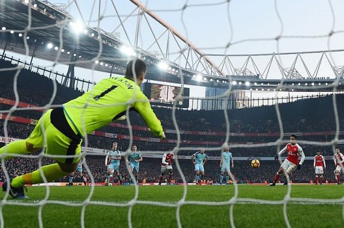 Pemain Arsenal, Alexis Sanchez, mengeksekusi penalti dalam laga Premier League kontra Burnley di Stadion Emirates, London, Inggris, 22 Januari 2017.