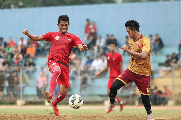 Gelandang Persija, Sandi Sute (kiri) berebut bola dengan pemain Persika Karawang pada uji coba di Stadion GMSB, Kuningan, Jakarta Selatan, 30 Desember 2017. 