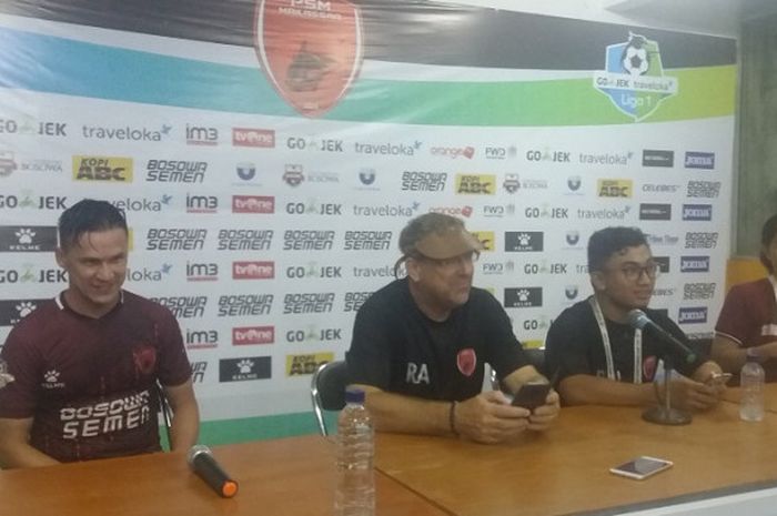 Pelatih PSM Makassar Robert Rene Alberts (kedua dari kiri ) memberikan keterangan dalam konferensi pers selepas melawan Persib Bandung di Stadion Andi Mattalatta, Minggu (15/10/2017) malam.