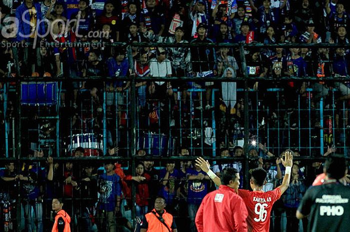 Kiper Arema FC, Kartika Ajie, menyapa pendukung Arema, Aremania, usai laga melawan PSIS Semarang pada laga pekan kedua Piala Presiden 2018 Grup E di Stadion Kanjuruhan Malang, Jawa Timur, Kamis (25/01/2018) malam.