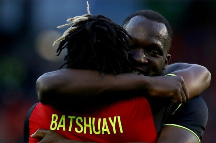 Michy Batshuayi saat merayakan gol bersama Romelu Lukaku dalam laga persahabatan antara Belgia melawan Republik Ceska di Stade Roi Baudouin, Brussels, 5 Juni 2017. 