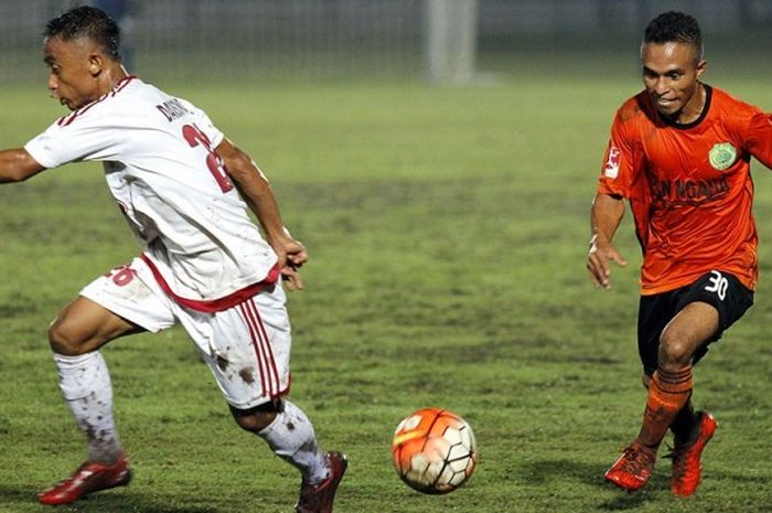 Pemain PSN Ngada, Valentinus Andreas (kanan), saat tampil di pertandingan Liga Nusantara.