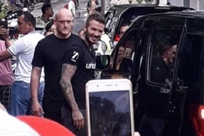 David Beckham bersiap memasuki mobil usai blusukan dari SMPN 17, Jalan Gabeng Raya Jangli, Kecamatan Tembalang, Kota Semarang, Jawa Tengah, Selasa (27/3/2018).