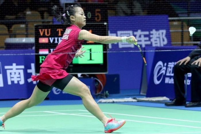 Pebulu tangkis tunggal putri nasional, Fitriani, saat menjalani pertandingan melawan Vu Thi Trang (Vietnam) pada babak kesatu Kejuaraan Asia di Wuhan Sports Center Gymnasium, Wuhan, China, Rabu (26/4/2017). Fitriani kalah 13-21, 8-21.