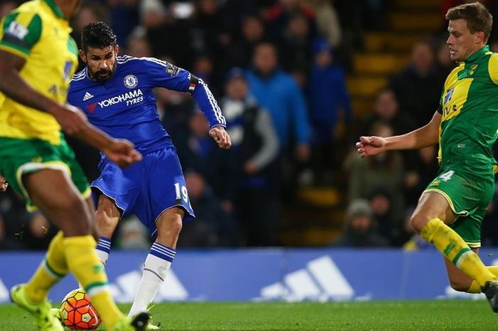 Diego Costa (biru) mencetak gol tunggal Chelsea ke gawang Norwich City  pada lanjutan Premier League di Stadion Stamford Bridge, Sabtu (21/11/2015).