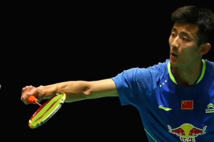 Pebulu tangkis China, Chen Long, mengembalikan kok dari pemain Taiwan, Hsu Jen Hao, pada turnamen All England di Barclaycard Arena, Birmingham, Inggris, 5 Maret 2015.