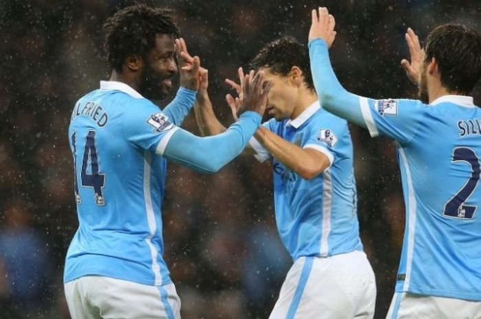 Bomber Manchester City, Wilfried Bony (kiri), merayakan gol ke gawang Swansea City bersama rekan-rekannya, pada laga lanjutan Premier League di Stadion Etihad, Sabtu (12/12/2015).