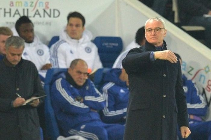 Manajer Leicester City, Claudio Ranieri, memberikan instruksi di pinggir lapangan Stadion Stamford Bridge ketika melawan Chelsea pada lanjutan Premier league, 14 Desember 2015. Tampak sosok Jose Mourinho di belakang Ranieri.