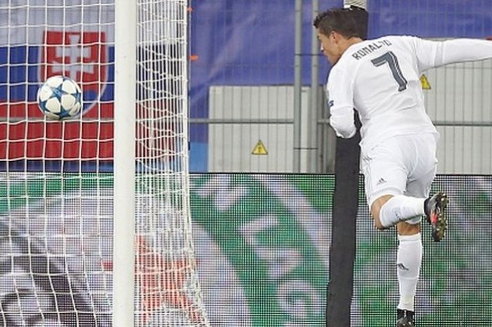 Sundulan Cristiano Ronaldo membuka gol kemenangan Real Madrid atas Shakhtar Donetsk di Arena Lviv, Rabu (25/11/2015).