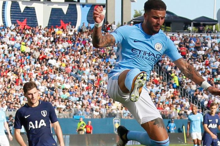 Bek Manchester City, Kyle Walker, beraksi pada laga kontra Tottenham di ajang International Champions Cup 2017 di Nissan Stadium, Nashville, Tennessee pada 29 Juli 2017.