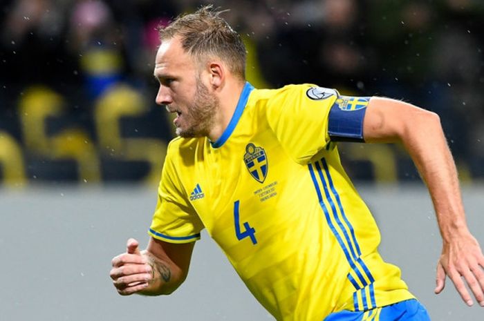 Aksi kapten Tim Nasional Swedia, Andreas Granqvist, pada laga melawan Italia leg pertama babak play-off Piala Dunia 2018 di Friends Arena, Sabtu (11/11/2017) dini hari WIB.