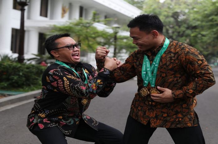 Menteri Pemuda dan Olahraga RI Imam Nahrawi (kiri) berfoto dengan atlet angkat besi Eko Yuli Irawan.