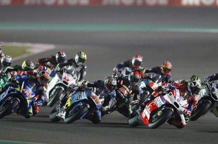 Para pebalap MotoGP 2017 sedang memacu motor di lintasan pada balapan GP Qatar yang berlangsung di Sirkuit Internasional, Losail, Minggu (26/3/2017).