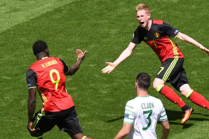 Striker Belgia, Romelu Lukaku, merayakan gol bersama Kevin de Bruyne dalam laga Grup E Euro 2016 kontra Irlandia di Matmut Atlantique Stadium, Bordeaux, Prancis, pada 18 Juni 2016.