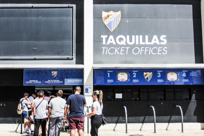 Suporter Malaga mengantre di loket penjualan tiket Stadion La Rosaleda, Malaga, Spanyol, Jumat (8/9).
