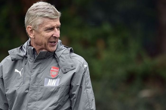 Manajer Arsenal, Arsene Wenger, saat memimpin sesi latihan timnya di London Colney, 27 September 2016, menjelang duel Liga Champions lawan FC Basel.