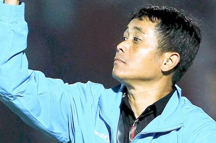 Pelatih Arema, Joko Susilo, saat mendampingi pasukannya melawan Sriwijaya FC.