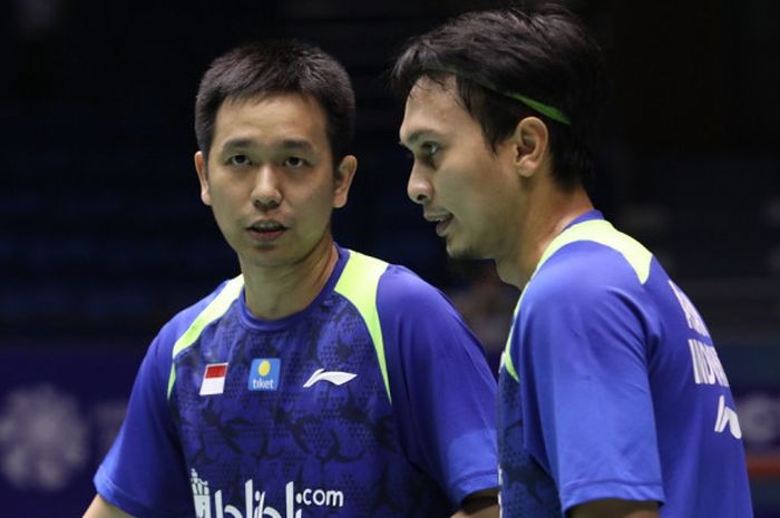 Pasangan ganda putra Indonesia, Mohammad Ahsan (kanan)/Hendra Setiawan, berdiskusi di sela laga melawan wakil tuan rumah, Liu Cheng/Zhang Nan, pada babak kesatu China Open 2018 yang berlangsung di Changzhou, Rabu (19/8/2018).