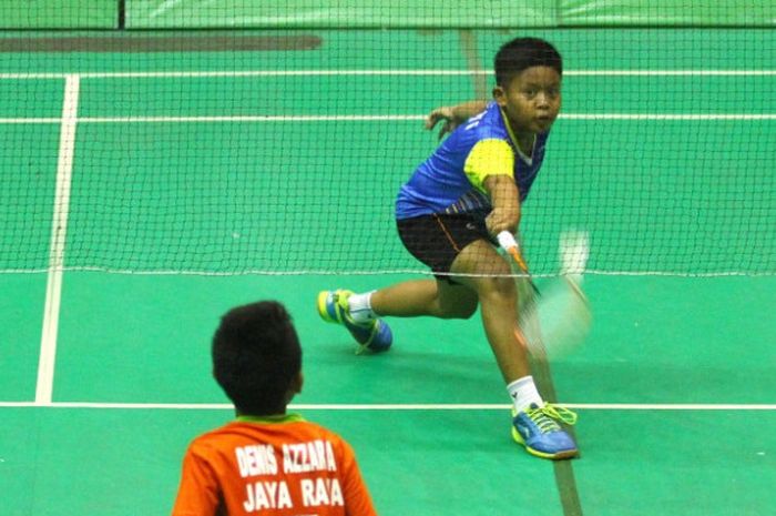 Pemain kategori tunggal putra kelompok usia U-11 sedang mengembalikan shuttlecock pada pertandingan babak perempat final SIRNAS-MILO Badminton Competition Malang di GOR Ken Arok Malang (29/9/2017).