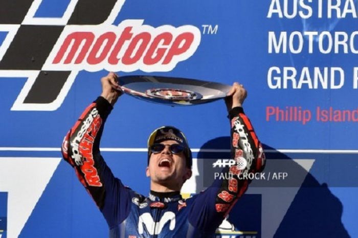 Pebalap Movistar Yamaha, Maverick Vinales, berpose di podium setelah memastikan diri sebagai juara GP Australia di Sirkuit Phillip Island, Minggu (28/10/2018).