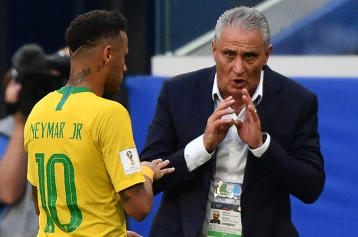 Pelatih Brasil, Tite (kanan), berbicara kepada Neymar dalam laga babak 16 besar Piala Dunia 2018 kontra Meksiko di Samara Arena, Samara, Rusia pada 2 Juli 2018.