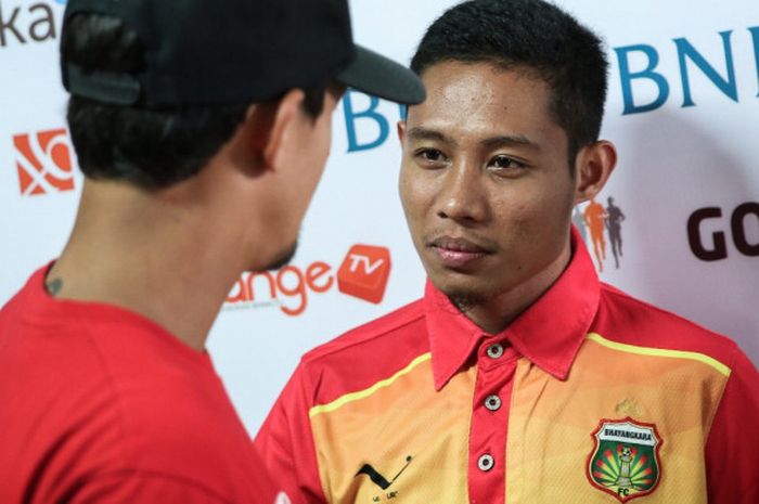 Evan Dimas berhadapan dengan Irfan Bachdim