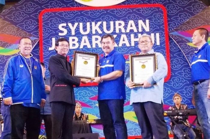 Gubernur Jabar Ahmad Heryawan (kedua dari kanan) berpose seusai menerima pengharagaan dari MURI sekaligus pembubaran kontingen PON XIX/2016 Jabar di Gymnasium UPI Bandung, Minggu (13/11/2016).