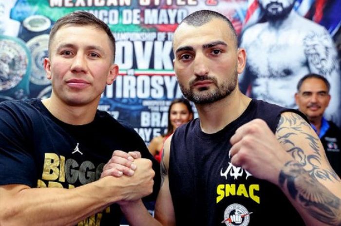 Petinju asal Kazakhstan, Gennady Golovkin (kanan) berpose bersama lawannya Vanes Martirosyan (kiri) dari Amerika Serikat saat konferensi pers, jelang pertandingan mereka pada 5 Mei 2018 nanti.