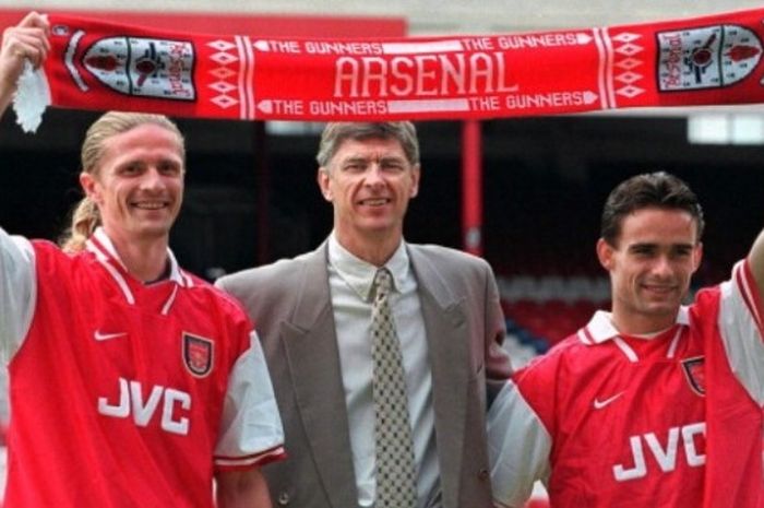 Arsene Wenger (tengah) saat memperkenalkan Emmanuel Petit (kiri) dan Marc Overmars sebagai rekrutan baru Arsenal, 17 Juni 1997.