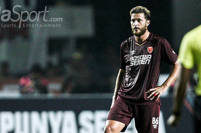 Bek PSM Makassar, Steven Paulle, saat tampil melawan Persib Bandung pada pekan kesepuluh Liga 1 2018