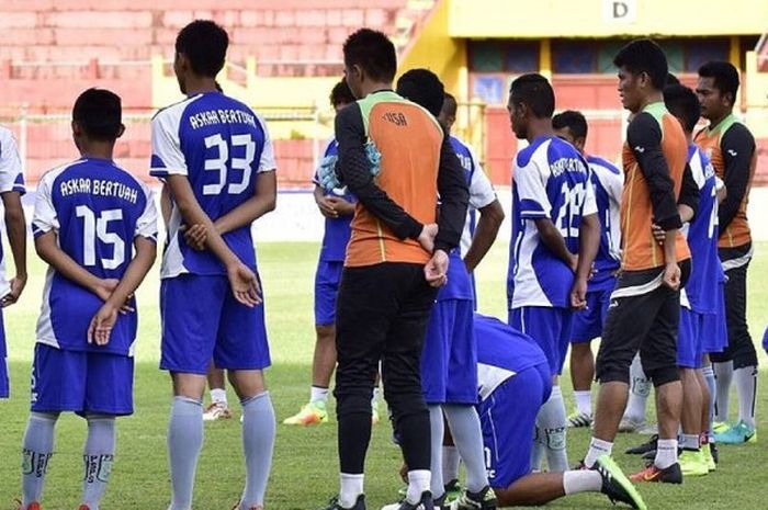 Pemain PSPS melakukan latihan sore sekaligus mencoba lapangan di Stadion Gelora Bumi Kartini, Jepara, Selasa (4/4) menjelang laga uji coba melawan Persijap, Jepara.