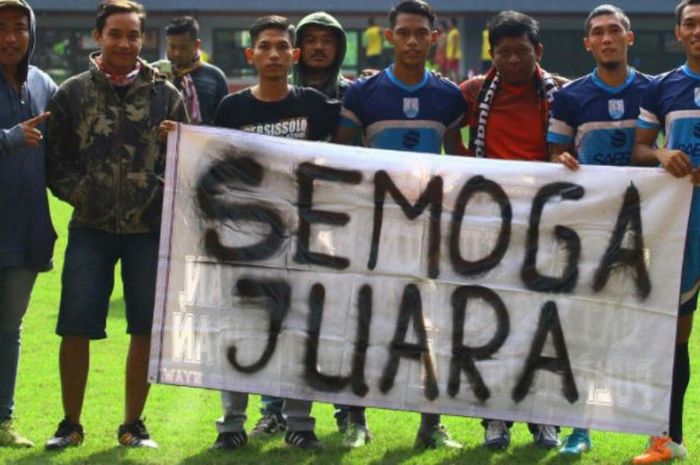 Suporter dan skuat Persis Solo di Bekasi