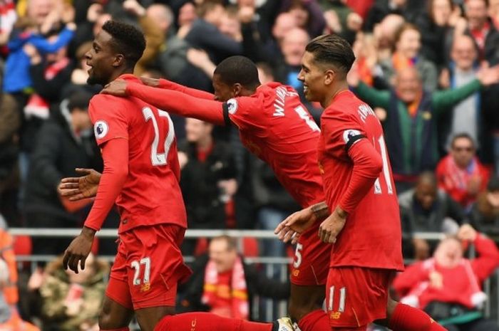 Penyerang Liverpool FC, Divock Origi (kiri), merayakan gol yang dia cetak ke gawang Everton dalam laga Premier League di Stadion Anfield, Liverpool, Inggris, pada 1 April 2017.