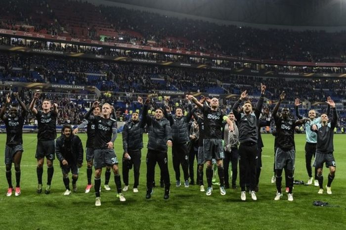 Para pemain Ajax Amsterdam merayakan keberhasilan mereka lolos ke final Liga Europa 2016-2017 setelah di semifinal sukses menyingkirkan Olympique Lyonnais dengan skor 5-4 secara agregat di Stadion Parc Olympique Lyonnais, Lyon, Prancis, pada Kamis (11/5/2017).