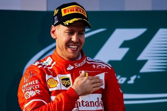 Pebalap tim Scuderia Ferrari, Sebastian Vettel, tersenyum di atas podium sesuai balapan GP Australia di Sirkuit Melbourne Grand Prix, Albert Park, Minggu (26/3/2017).