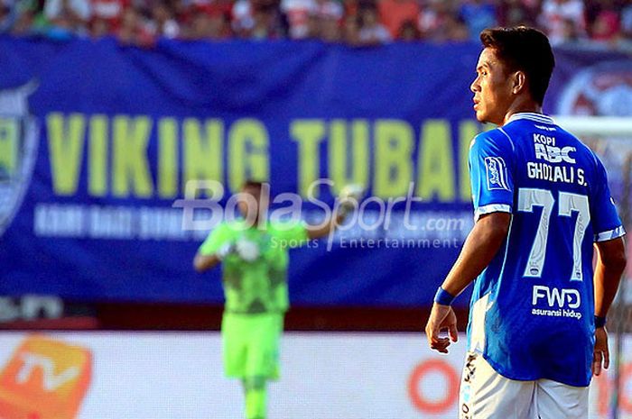 Gelandang Persib Bandung, Ghozali Siregar, saat tampil melawan Madura United pada pekan ketujuh Liga 1 2018 di Stadion Gelora Ratu Pamellingan Pamekasan, Jawa Timur, Jumat (04/05/2018) sore.
