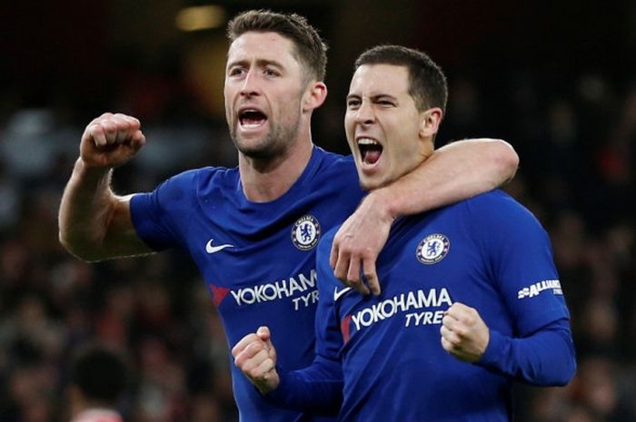  Gelandang Chelsea, Eden Hazard (kanan), merayakan golnya bersama Gary Cahill dalam laga Liga Inggris kontra Arsenal di Stadion Emirates, London, pada 3 Januari 2018.  Gary Cahill menjadi pemain paling lambat di Liga Inggris