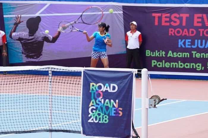 Petenis muda asal DKI Jakarta, Deria, berusaha mengembalikan bola, pada laga final Kejurnas Tenis Road to Asian Games 2018 di venue Tenis Bukit Asam Palembang, Minggu (12/11/2017).