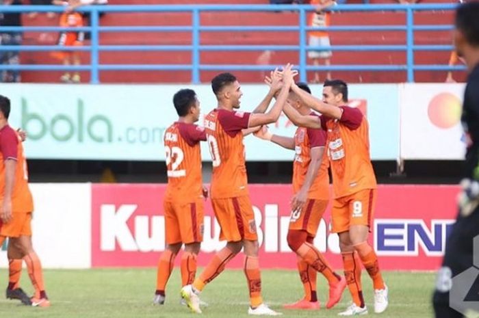 Selebrasi para pemain Pusamania Borneo FC menyambut gol Pedro Javier pada laga kontra PS TNI di Stadion Segiri, Samarinda, Senin (5/12/2016).