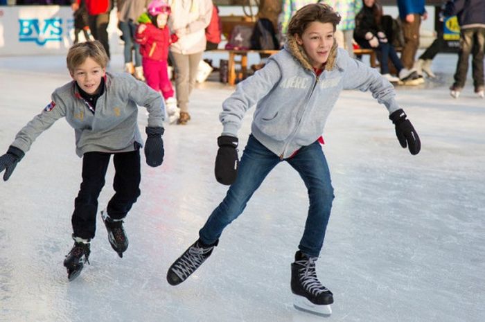 Kita juga bisa melakukan aktivitas ice skating untuk rekreasi.