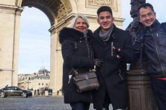 Kim Kurniawan dan kedua orangtuanya menghabiskan waktu di Paris dalam rangka libur natal