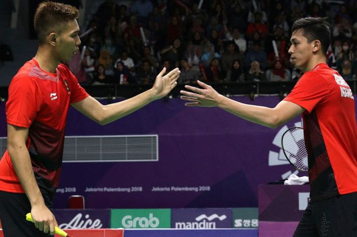  Pasangan ganda putra Fajar Alfian/Muhammad Rian Ardianto, melakukan selebrasi saat meraih poin atas Manu Attri/Sumeeth Buss (India) pada laga partai keempat perempat final beregu putra Asian Games 2018 di Istora Senayan, Jakarta, Senin (20/8/2018). 