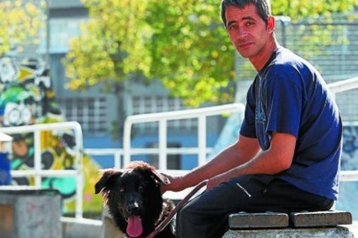 Pria yang dikenal dengan nama Ruben dan anjingnya bernama Mundo adalah tunawisma yang akhirnya dipekerjakan Real Sociedad. 