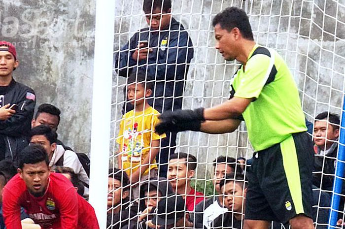 Pelatih kiper Persib, Anwar Sanusi, dalam sebuah sesi latihan tim.