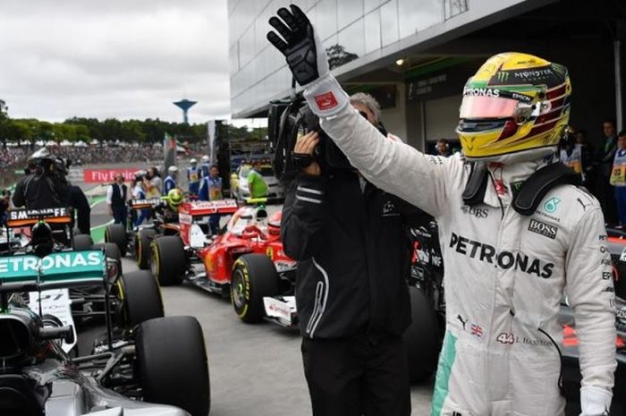 Pebalap Mercedes AMG Petronas F1 Team asal Inggris, Lewis Hamilton, melambai kepada para penggemar setelah mencatat putaran tercepat pada sesi kualifikasi GP Brasil di Autodromo Jose Carlos Pace, Sao Paulo, Sabtu (12/11/2016).