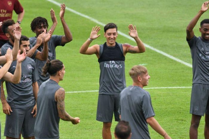 Emile Smith Rowe dan pemain lain Arsenal menjalani sesi latihan di sela tur pramusim International Champions Cup 2018 di Singapura, 25 Juli 2018.